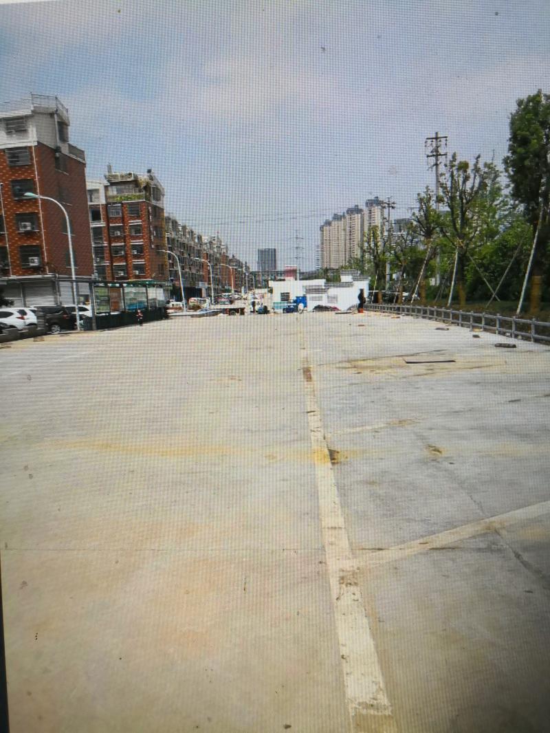 大货车停车位70个,地处五洲大道和环城南路交叉口,交通便利,四通八达